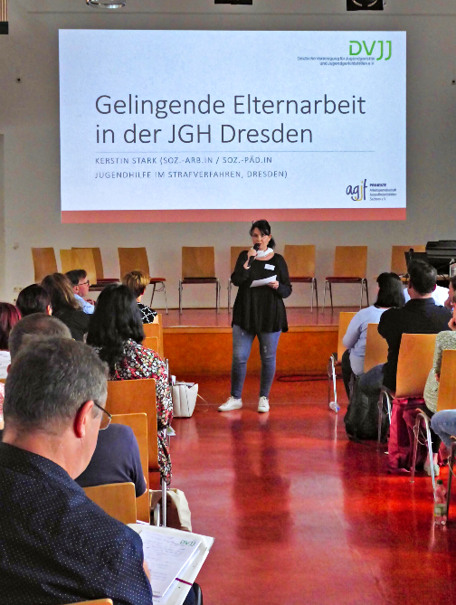 Kerstin Stark präsentiert gelingende Elternarbeit in der JGH Dresden.